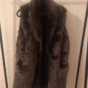 Women’s faux fur vest - EUC